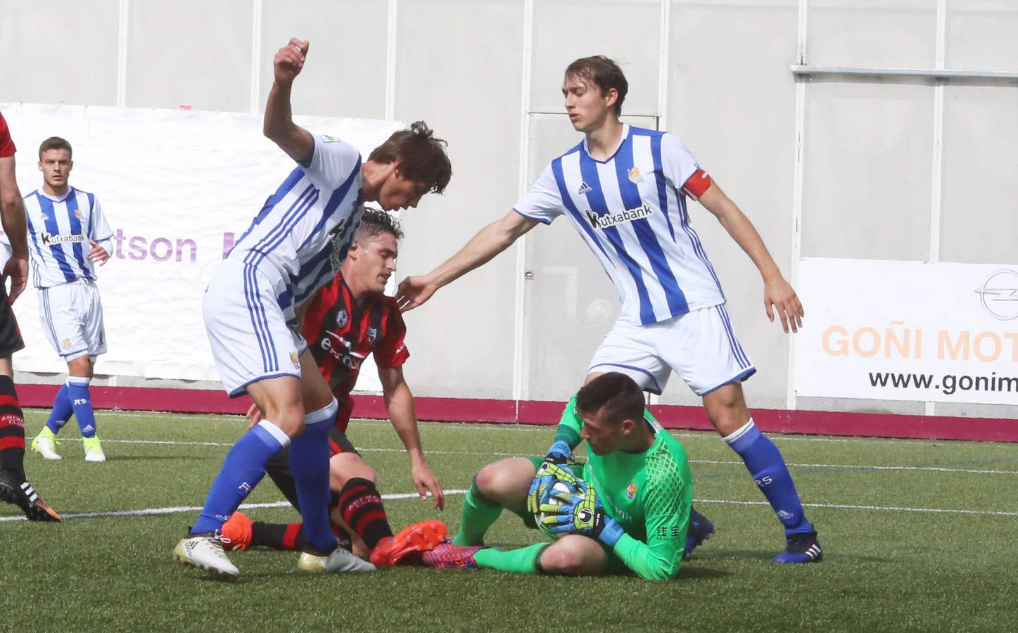 Le Normand en un partido de Segunda B entre el Arenas y el Sanse. Giralt captura el balón en presencia de Ugarte, Le Normand y Muguruza. 
