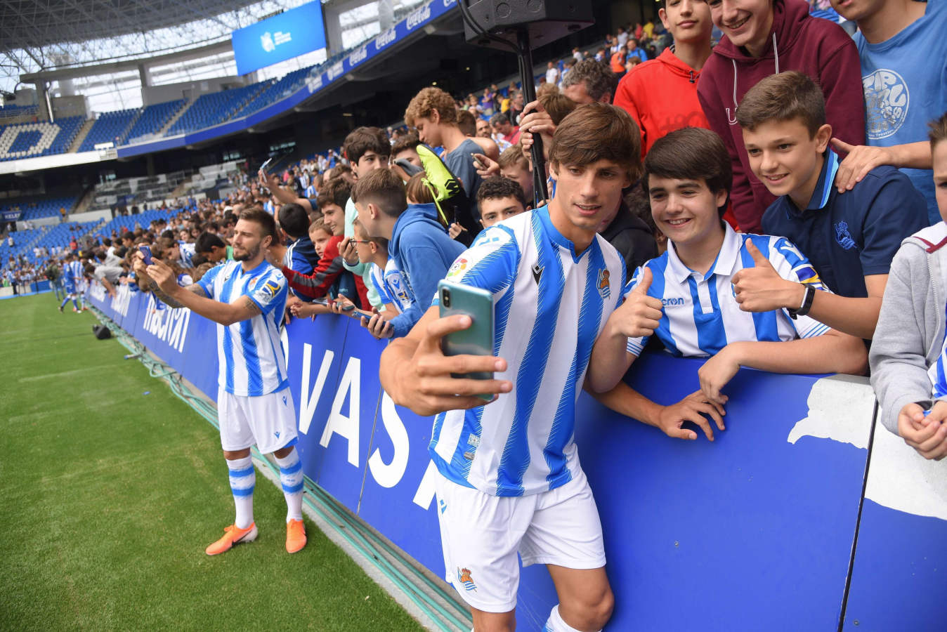 Julio 2019. El jugador francés posa para los aficionados el día de su presentación como jugador del primer equipo. 