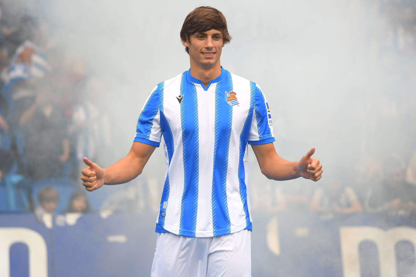 Julio 2019. El jugador francés posa para los aficionados el día de su presentación como jugador del primer equipo