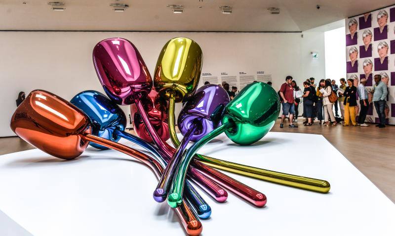 'Tulipanes' del estadounidense Jeff Koons, que cambia de lugar en el museo. Pasa de estar en el exterior del edificio a estar en el interior.