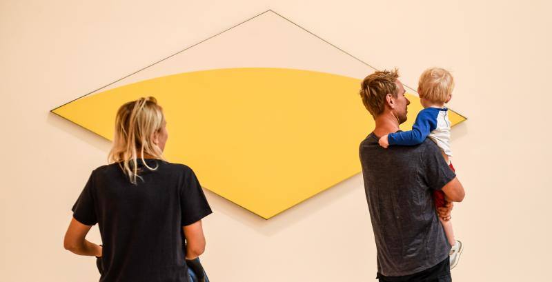 La obra 'Curva Amarilla' del escultor estadounidense Ellsworth Kelly, una de las nuevas adquisiciones del museo.