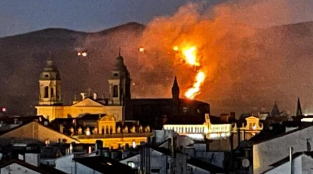 Fotos: Incendio en el monte navarro de Ezkaba