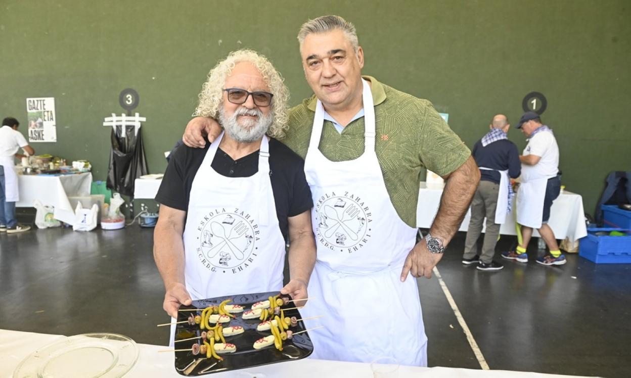 Los participantes en los concursos gastronómicos de 'Ibarra, azoka eta piparra' dieron lo mejor de sí mismos para tratar de llevarse la txapela. 