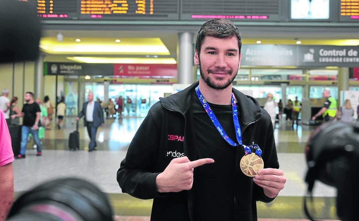 Darío Brizuela muestra la medalla de oro este martes a su llegada a la estación de tren de Málaga. 