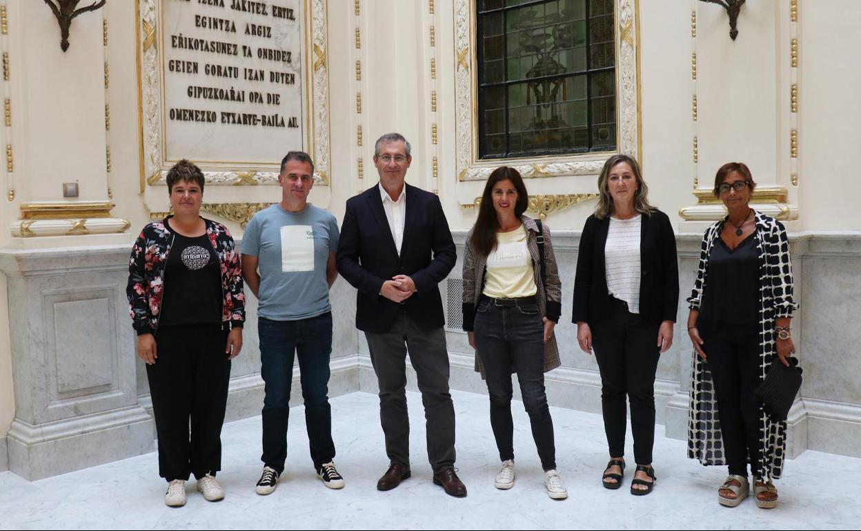 El diputado general, Markel Olano, junto a representantes forales y de la Ikastola Uzturpe de Ibarra.