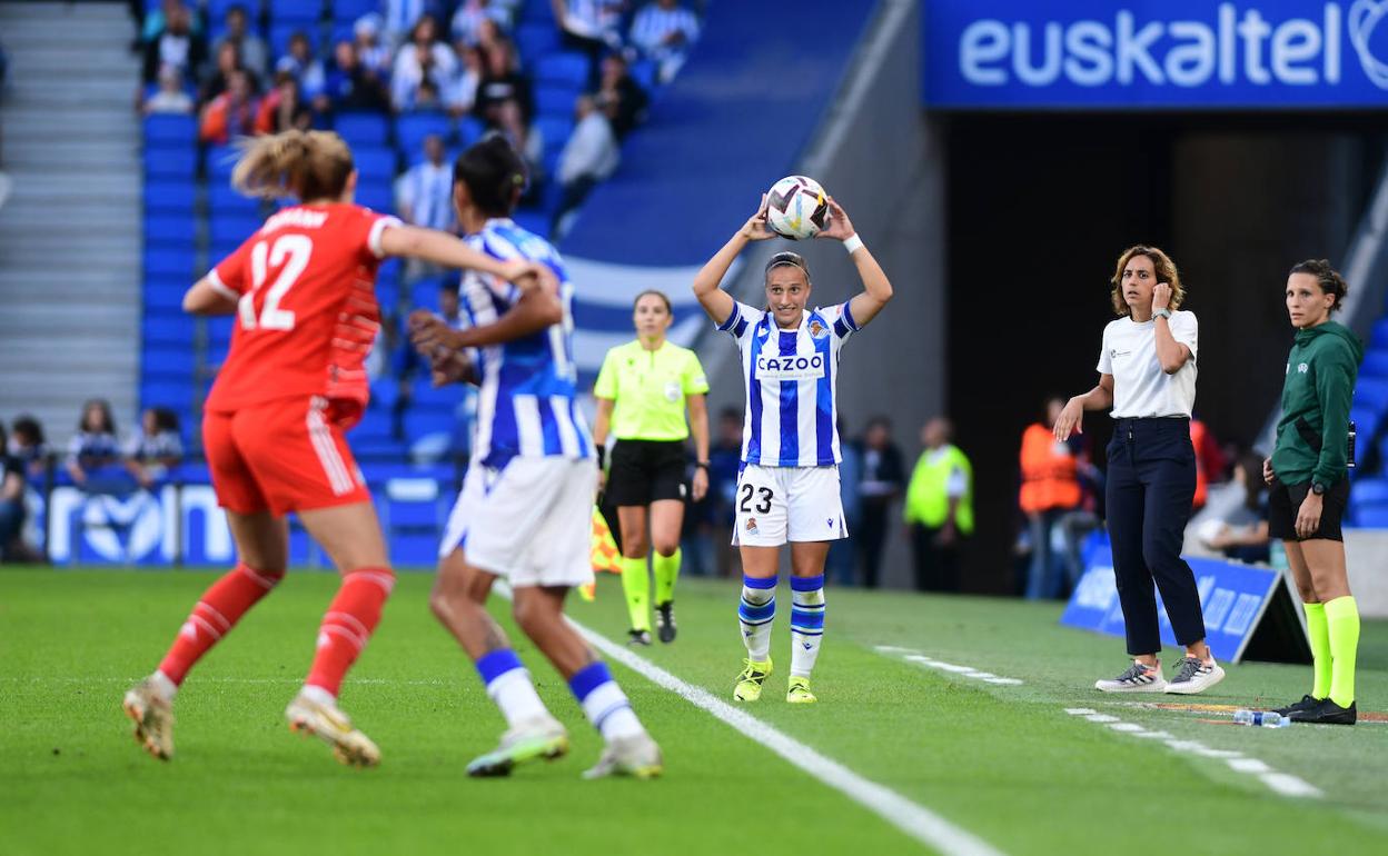 Bernabé se dispone a sacar de banda bajo la mirada de su entrenadora, Natalia Arroyo. 
