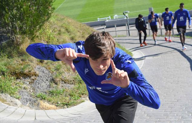 2021. Le Normand bromea con el fotógrafo de este periódico antes de participar en el entrenamiento.