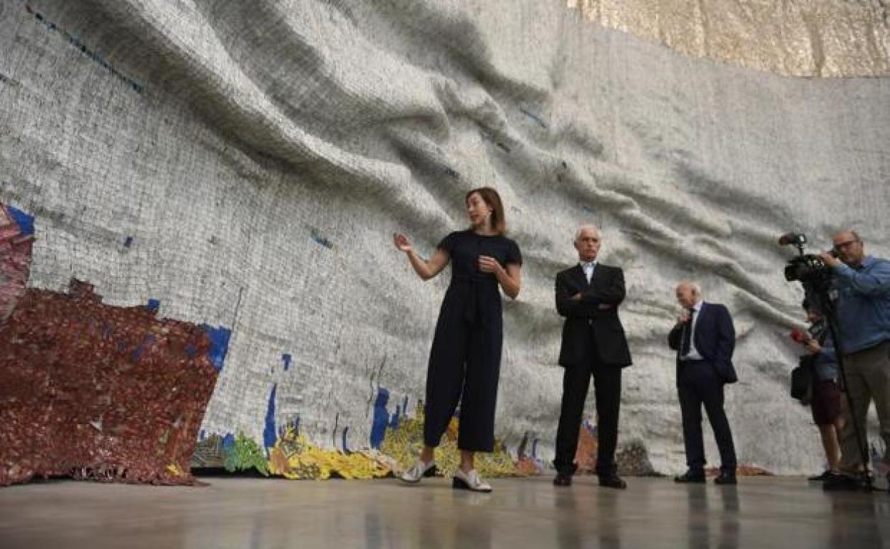 Lekha Hileman Waitoller y Junan Ignacio Vidarte delante de 'Mar creciente', de El Anatsui. 
