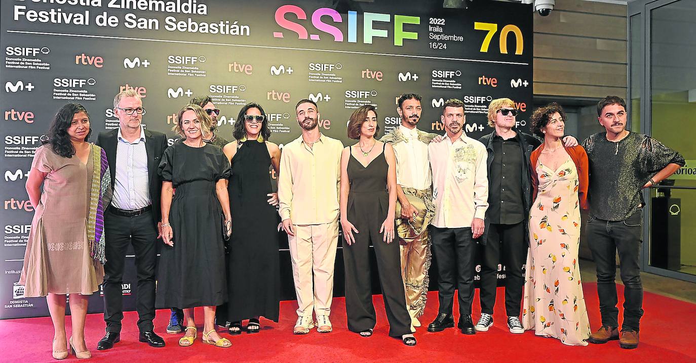 El director Manuel Abramovich, en el centro de la imagen, rodeado de los productores y equipo técnico. 