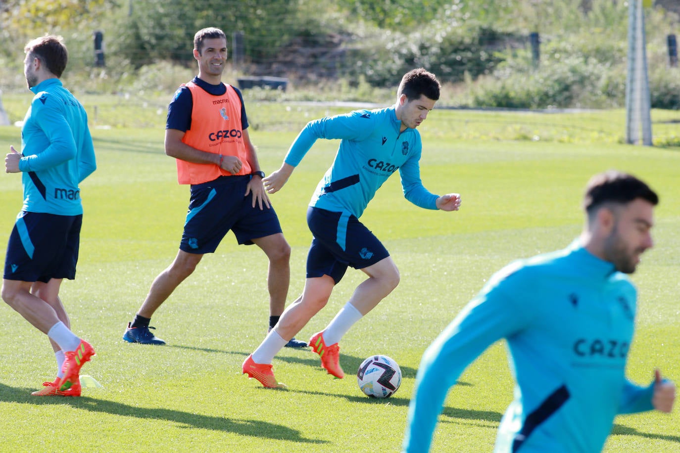 Fotos: La Real Sociedad se ejercita a puerta abierta