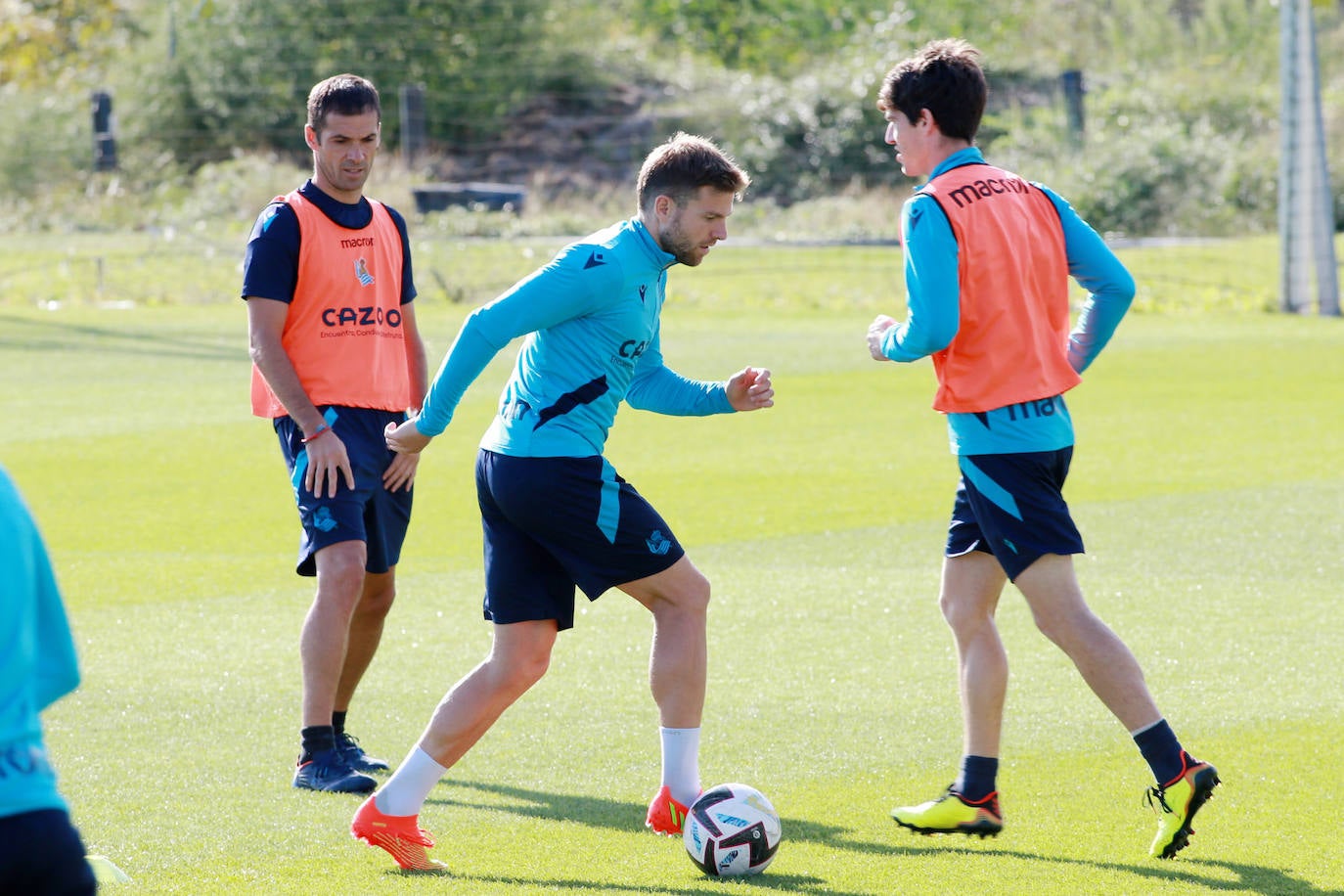 Fotos: La Real Sociedad se ejercita a puerta abierta