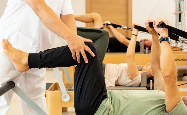 En la sala de Pilates se imparten desde entrenamientos personalizados y grupales hasta clases de Pilates terapéutico, también en ambas modalidades.