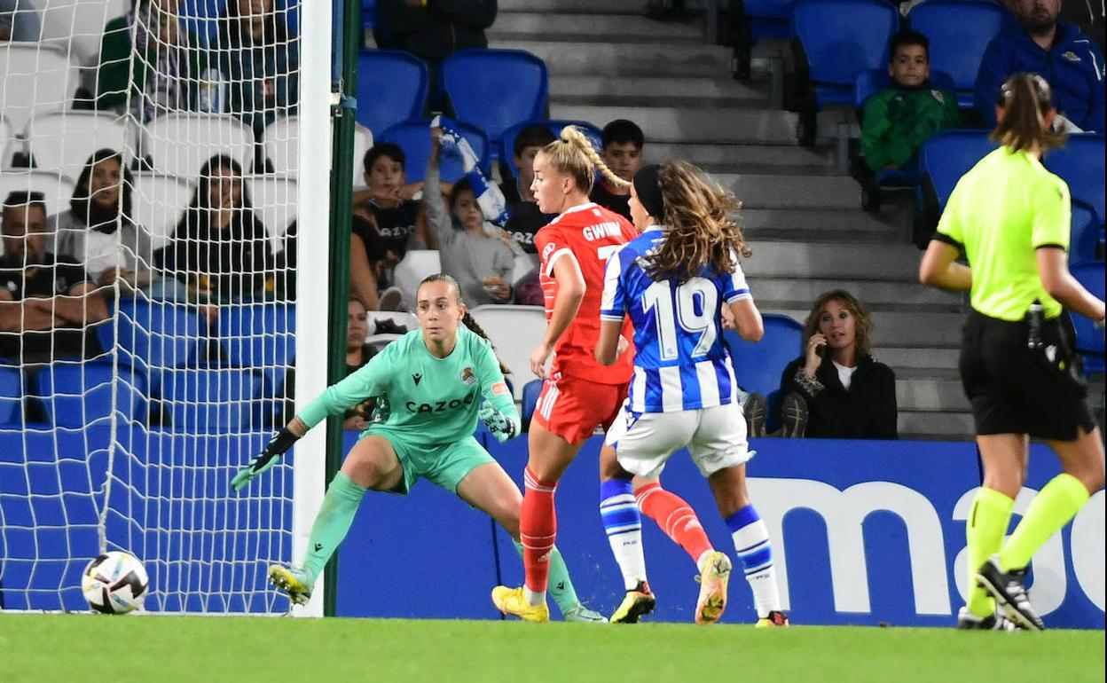Lete sigue con la mirada un balón que se pasea por el área pequeña. 
