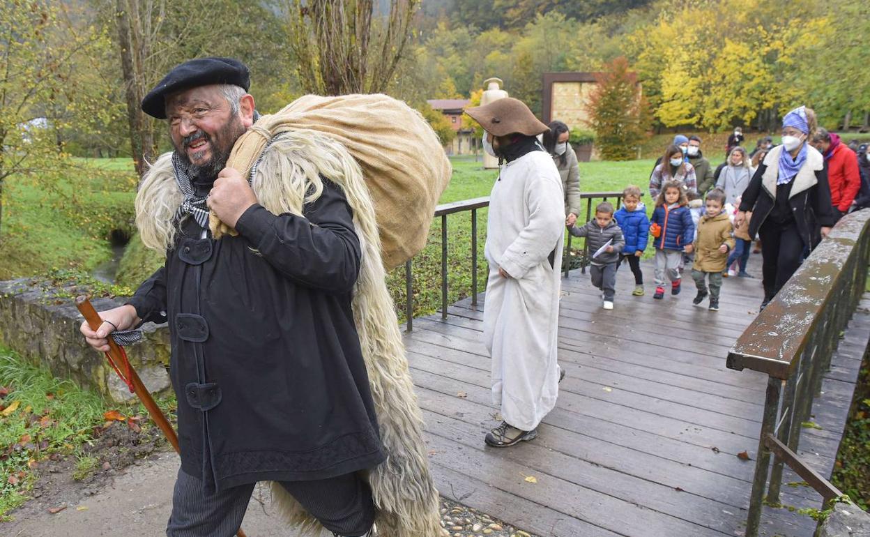Olentzero recibe la visita de los más pequeños en Mirandaola