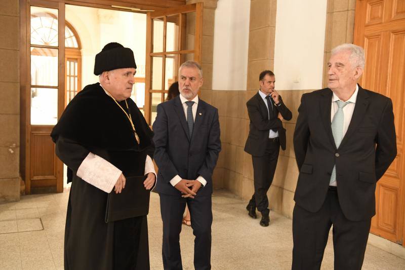El rector José María Guibert recibe al lehendakari Iñigo Urkullu, que ha presidido la solemne ceremonia de apertura.