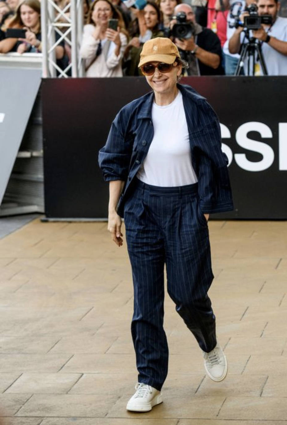 Lo más destacado del look: el traje de chaqueta tartán en azul marino a contraste con las 'sneakers' y la camiseta blanca. Nos encanta este "puntito" juvenil de la francesa