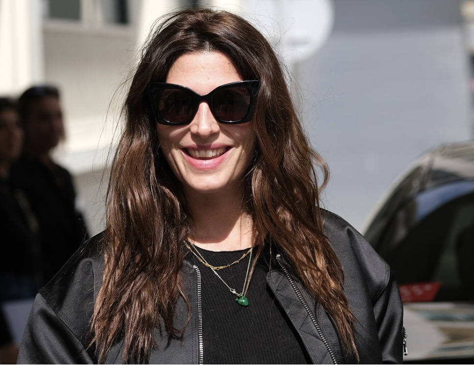 Lo más destacado del look: la 'bomber' negra 'oversize' lucida por Barbara Lennie a su llegada a San Sebastián. Ella es ideal y la pieza, ídem de ídem