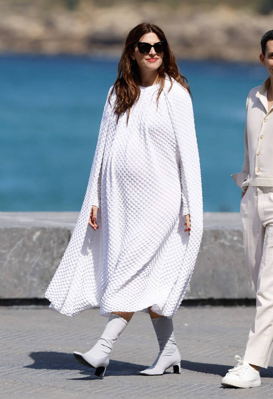 Lo más destacado del look: el traje blanco midi con capa. La actriz española siempre se sitúa como una de las mejores vestidas de cada Festival de Cine