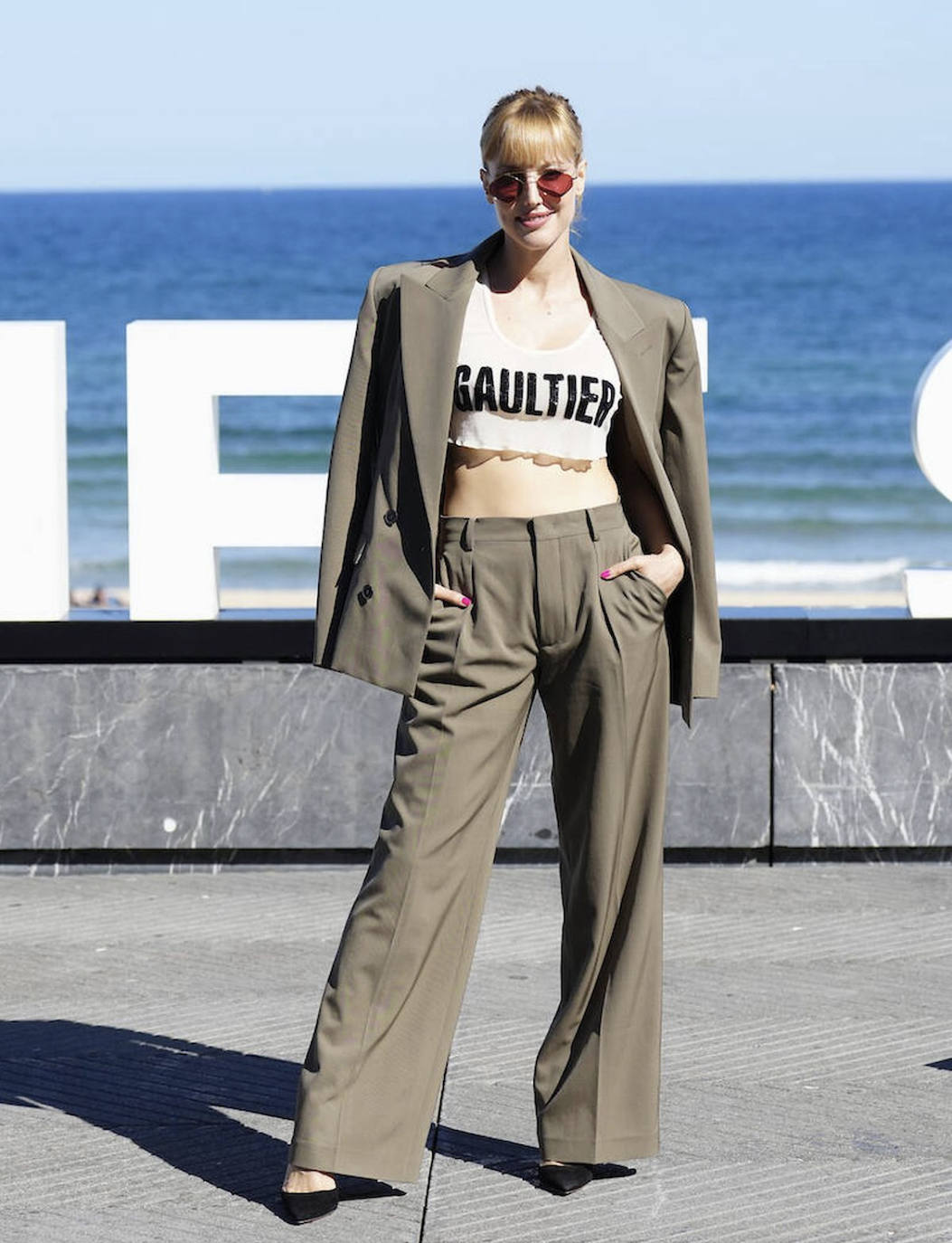 Lo más destacado del look: todo, a pesar de los salones excesivamente 'posh'. La vemos adecuada y favorecida para un 'photocall' diurno sobre la playa de la Zurriola