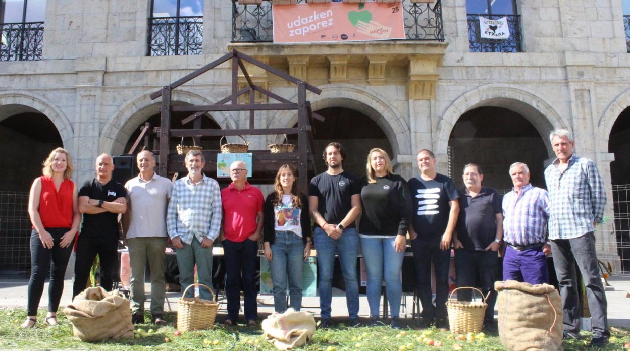 Foru plaza acogió ayer la presentación de los actos de la Sagar Uzta que comienzan esta misma jornada. 