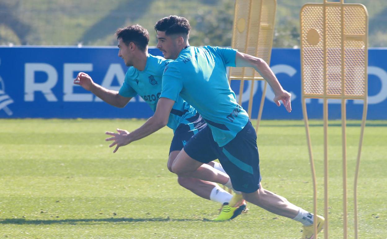 Carlos Fernández esprinta junto a Zubimendi durante un entrenamiento. 
