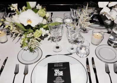 Imagen secundaria 1 - Eugenia Silva y Jaime Lorente brindan con otros invitados en una instantánea de Pepino Marino que el actor ha colgado en su Instagram. Un detalle de la mesa y Eugenia Silva en Donostia antes de participar en la cena. 