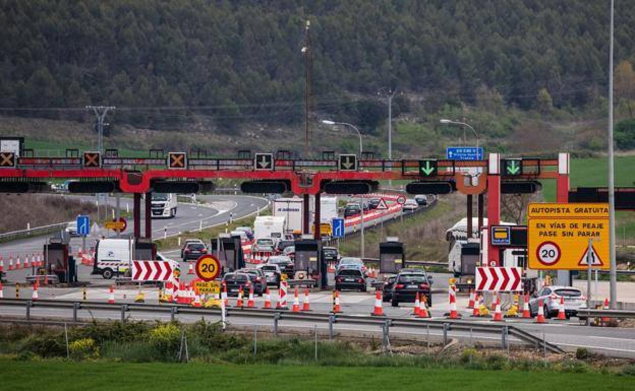 Varios turismos se detienen en la salida de la AP-1, en Armiñón.
