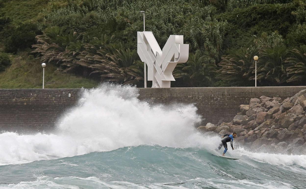 Un surfista en la zona de Sagüés donde se celebra mañana el festival Waxdayz.