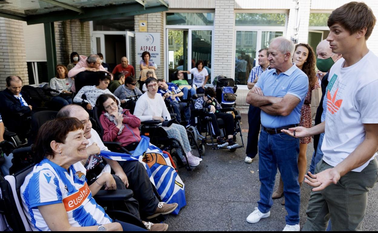 Robin Le Normand con algunos de los usuarios de Aspace más jóvenes.