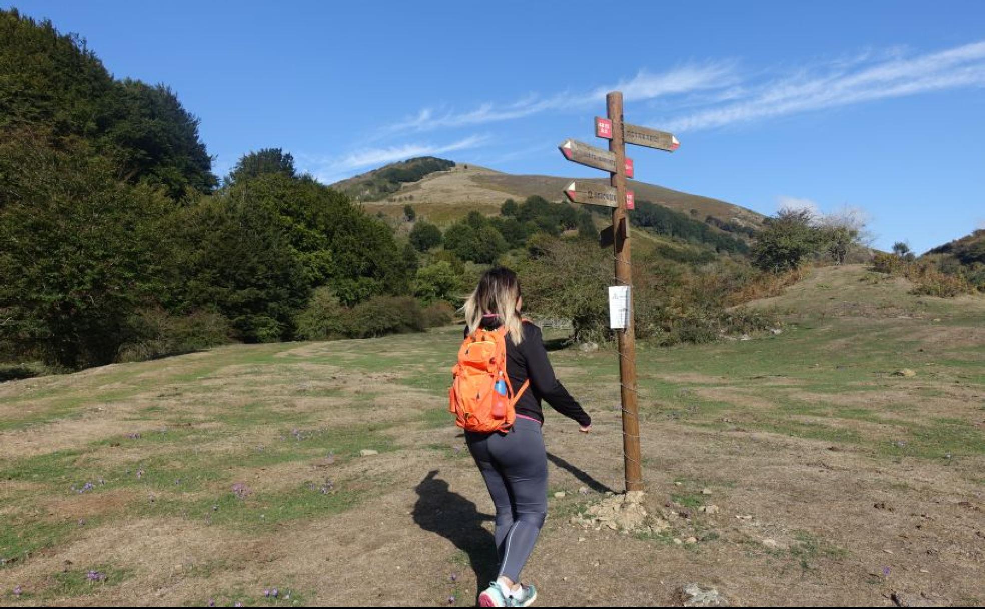 Una amplia pradera de pasto nos acercará hasta la cima, pero antes deberemos superar una importnate pendiente. 