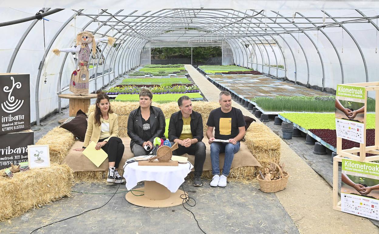 Ezkerretik eskuinera, Usue Sukia, Nekane Artola, Aitor Bengoa eta Josu Ozaita, aurkezpena egin den negutegian. 