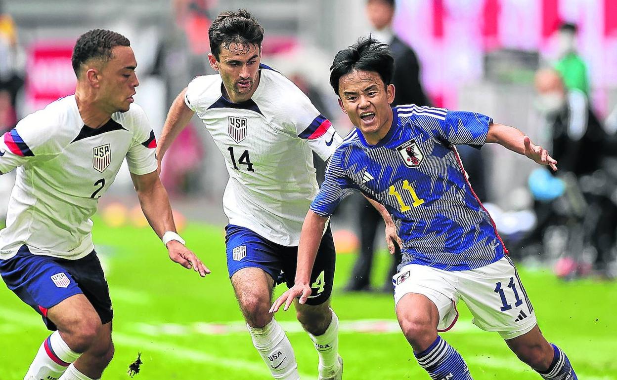 Kubo trata de marcharse de Dest y De La Torre por la banda izquierda en el amistoso de este viernes.