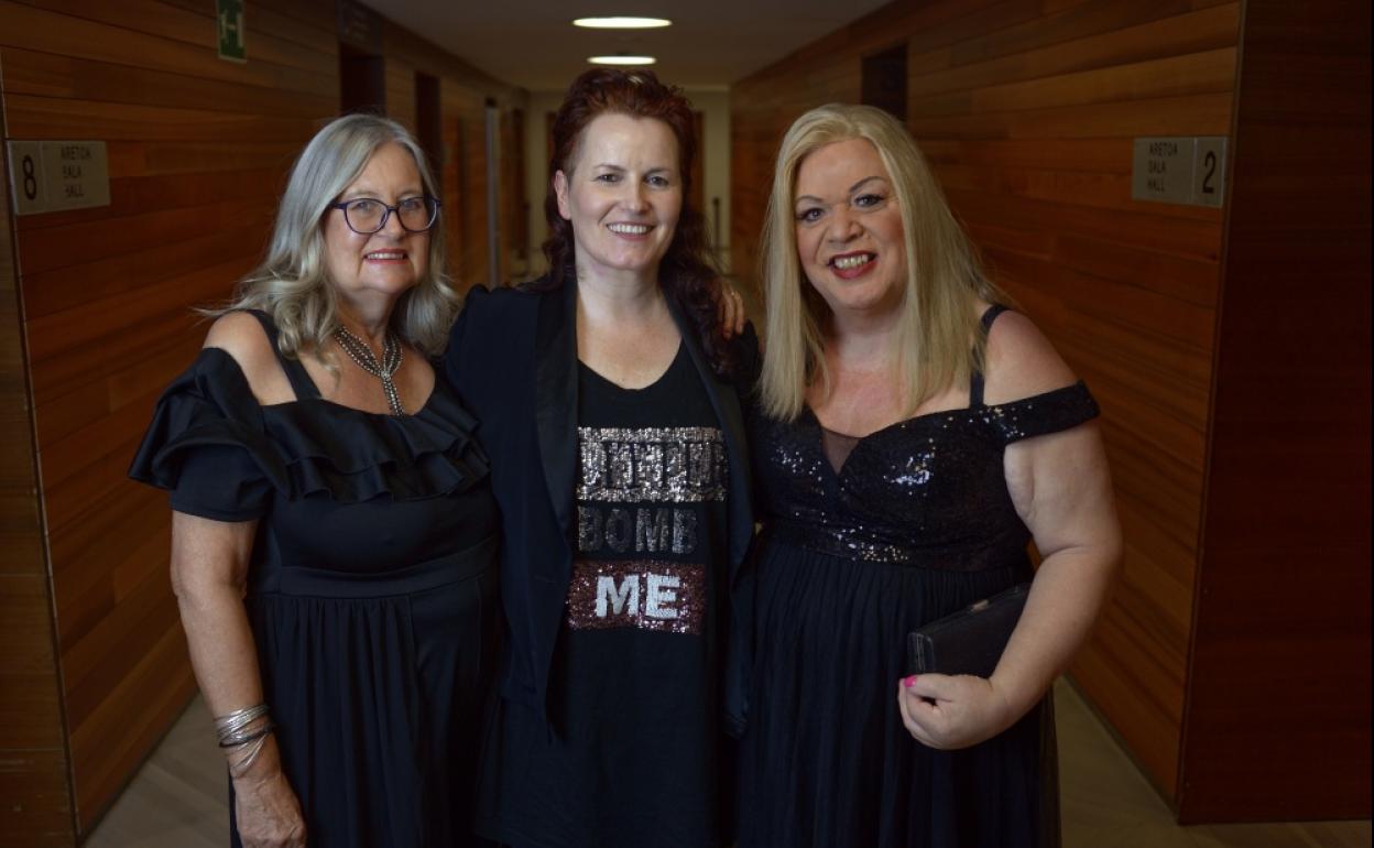 Gwendoline Lesley Walls, Izaskun Arandia tolosarra eta Vicky Lee.