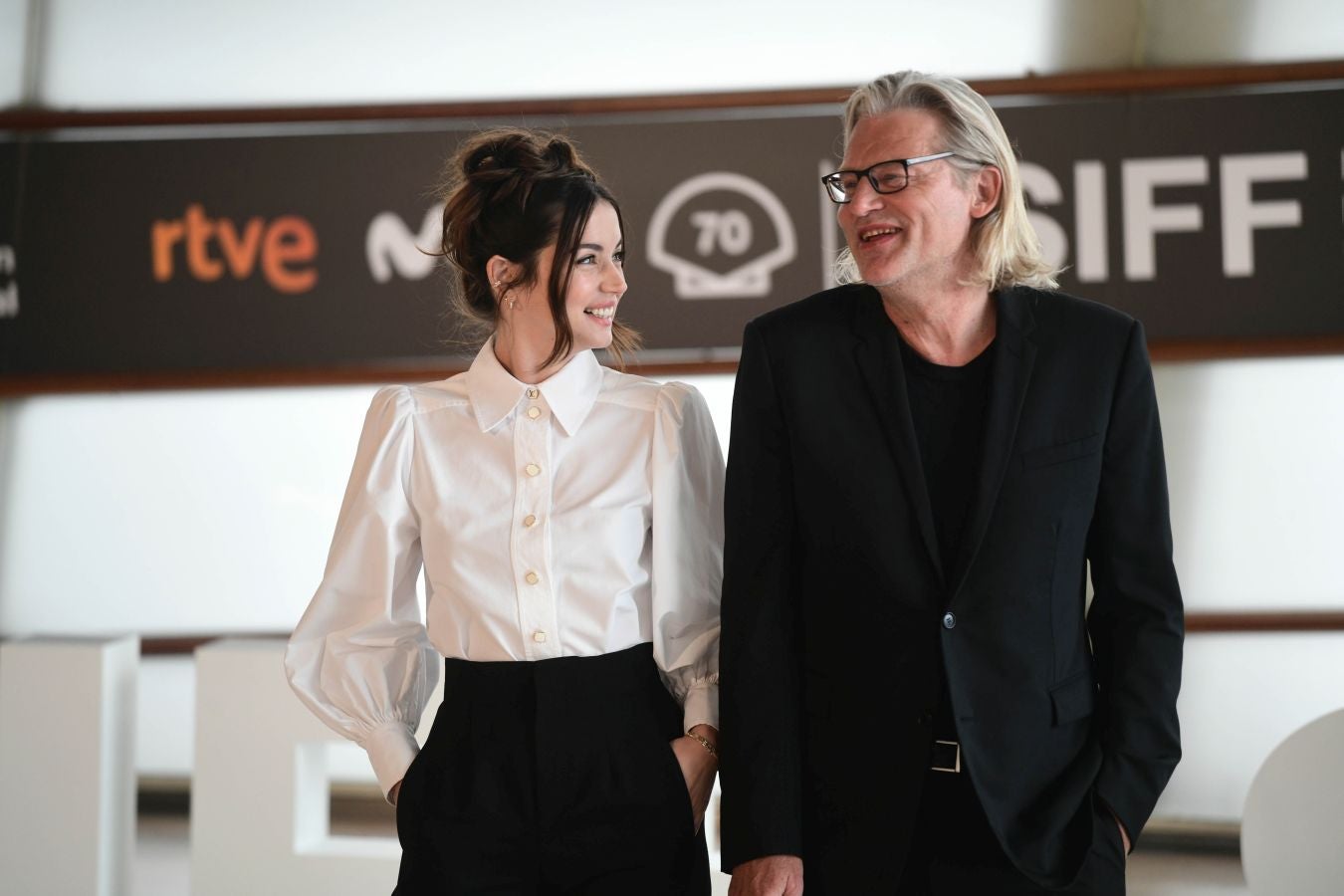 Imagen. Ana de Armas, muy sonriente junto al director de 'Blonde' Andrew Dominik, en el Zinemaldia 2022. 