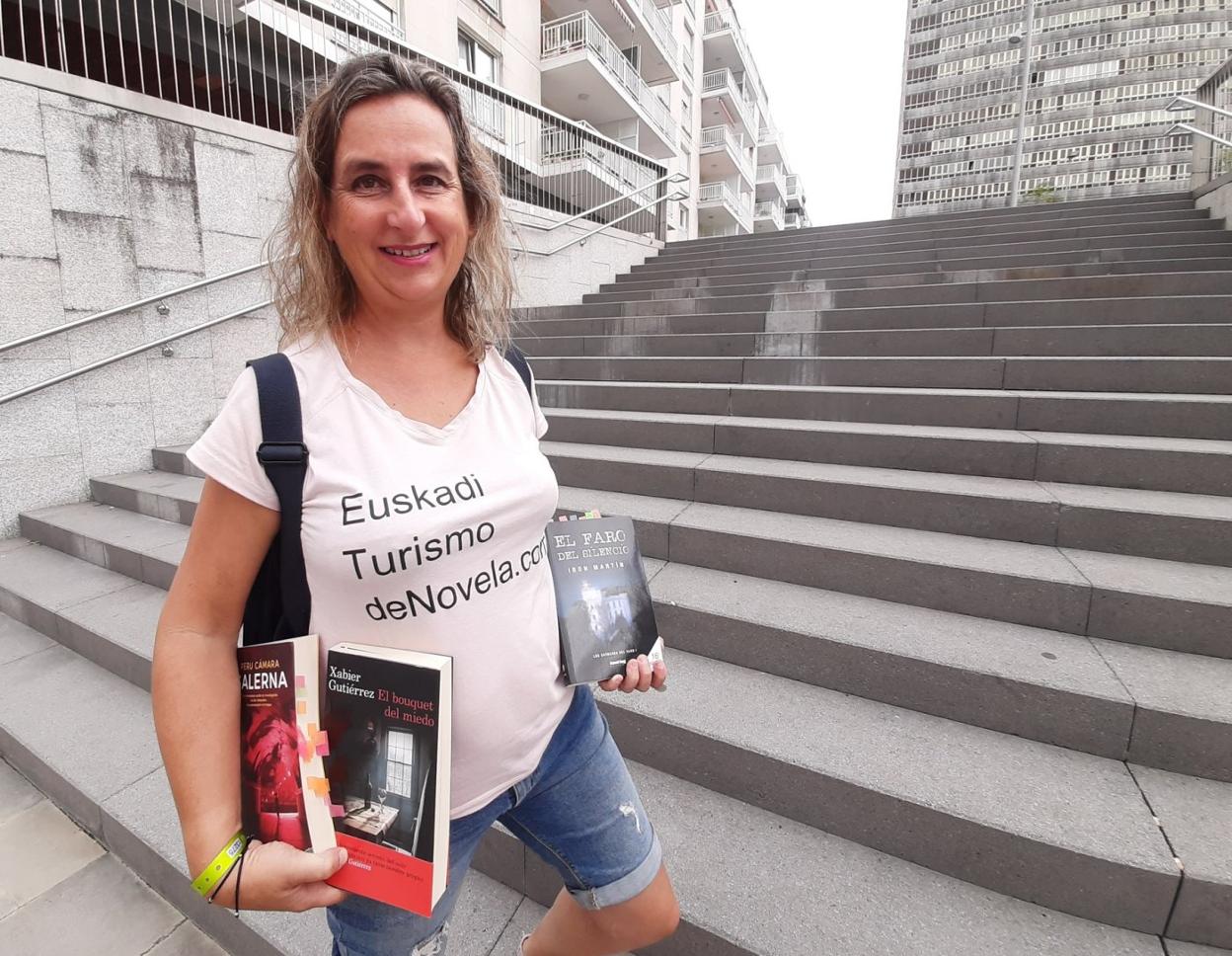 Maider Pérez, con varios de los libros en los que basa sus visitas turísticas de corte literario. 