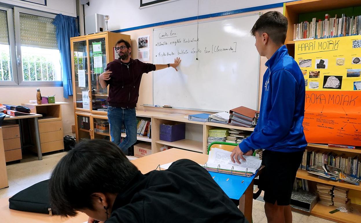 Un profesor imparte clase en un aula del instituto Oriarte. p
