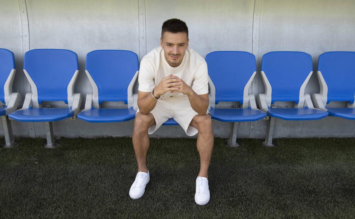 Andoni Gorosabel, sentado en el banquillo del campo José Luis Orbegozo de Zubieta. 