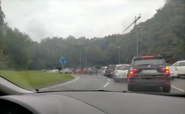 Retenciones en la carretera que lleva a Garbera.