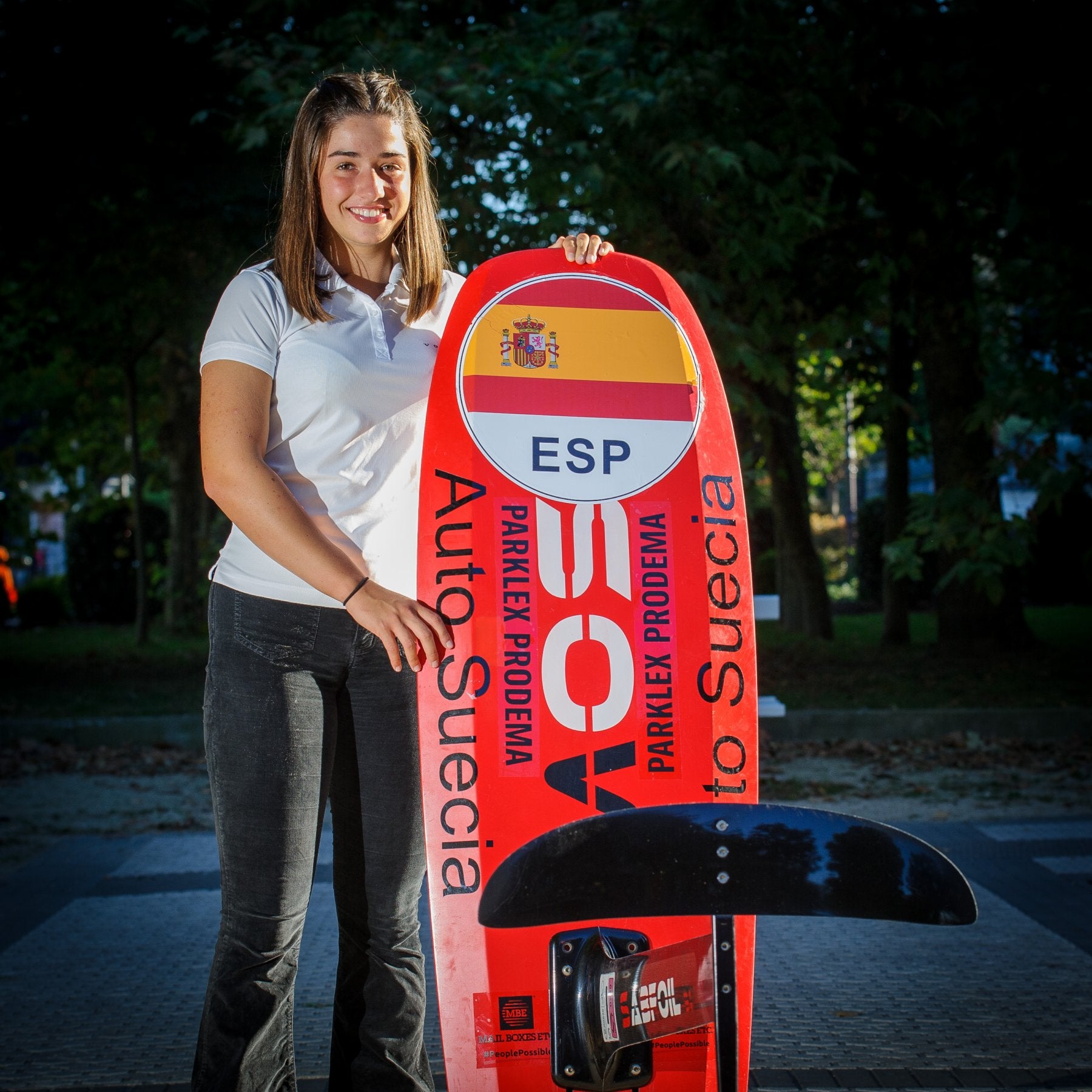 Eider Berakoetxea muestra su tabla de Fórmula Kite en su domicilio de Donostia.
