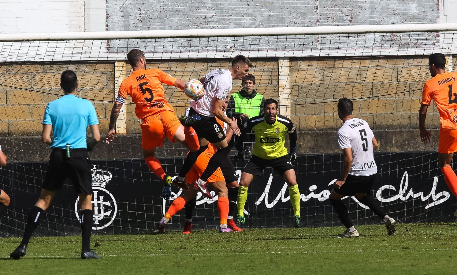 El Alcoyano se ha llevado el triunfo este mediodía de Irun gracias a un tanto de Juanan en el 81, justo después de que Sánchez pusiese las tablas con un golazo para los de casa.