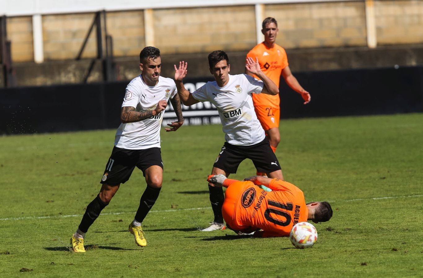 El Alcoyano se ha llevado el triunfo este mediodía de Irun gracias a un tanto de Juanan en el 81, justo después de que Sánchez pusiese las tablas con un golazo para los de casa.