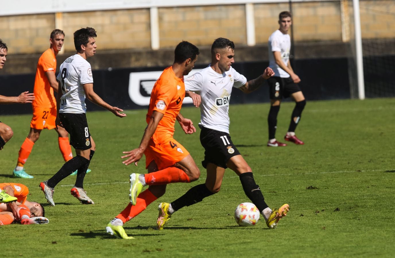El Alcoyano se ha llevado el triunfo este mediodía de Irun gracias a un tanto de Juanan en el 81, justo después de que Sánchez pusiese las tablas con un golazo para los de casa.