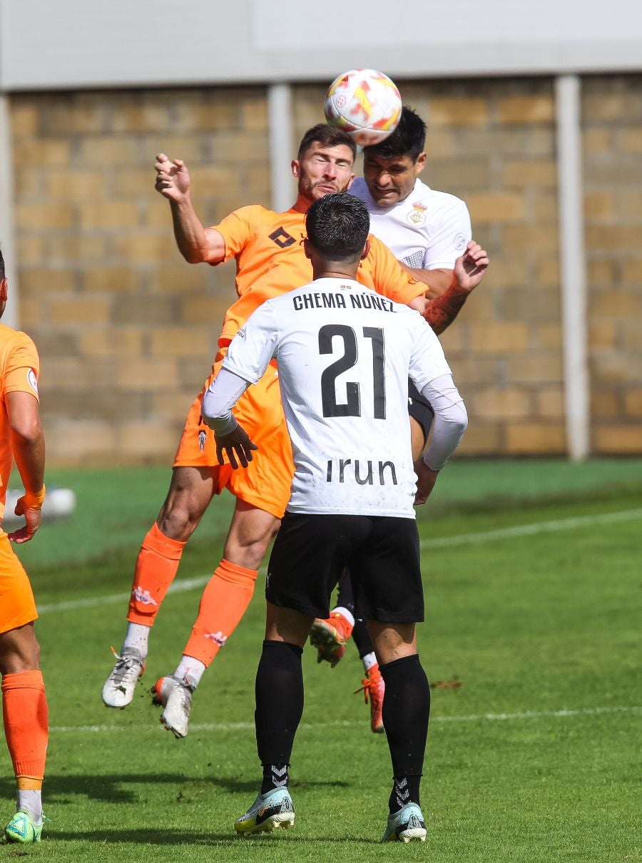 El Alcoyano se ha llevado el triunfo este mediodía de Irun gracias a un tanto de Juanan en el 81, justo después de que Sánchez pusiese las tablas con un golazo para los de casa.