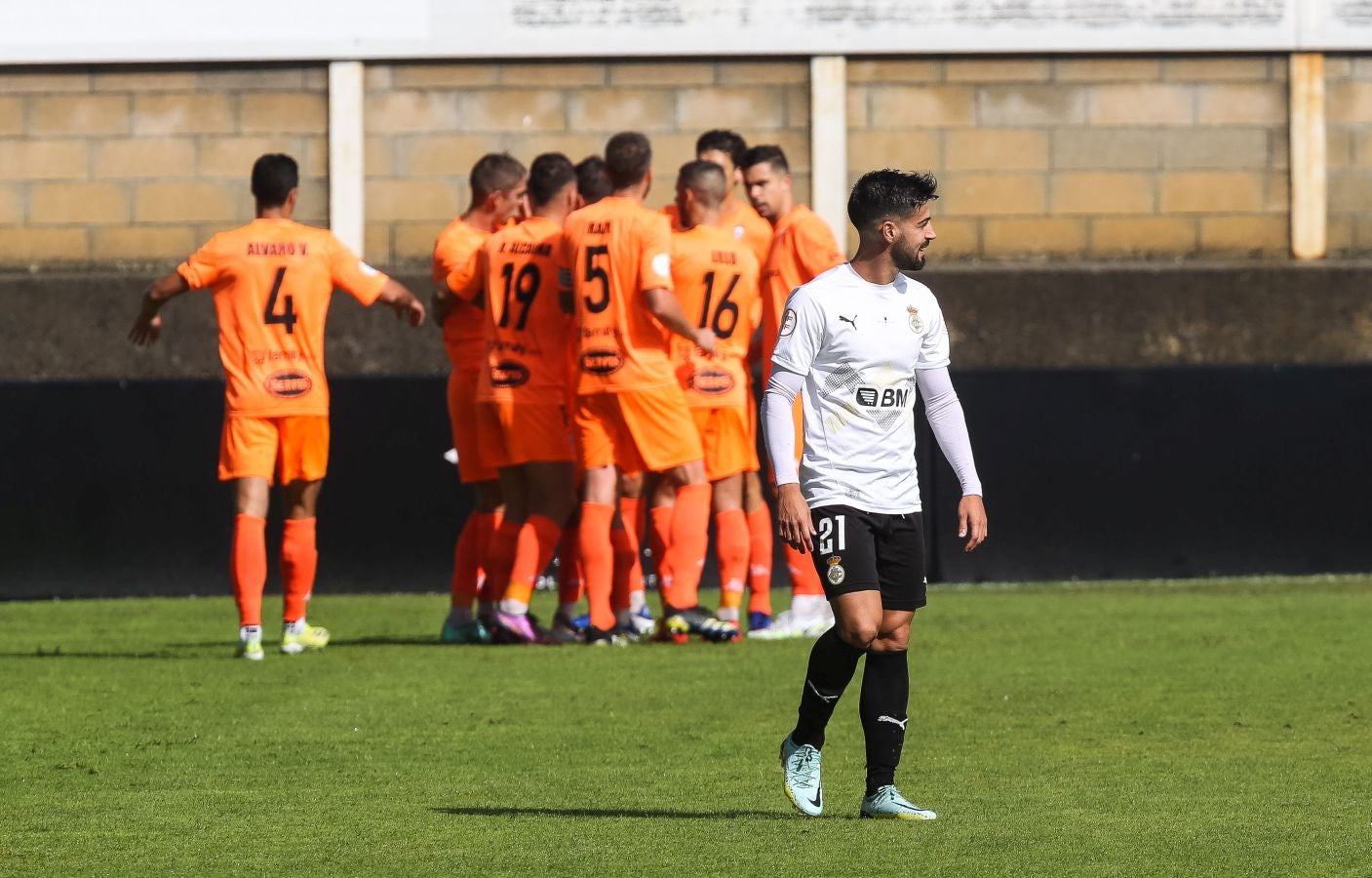 El Alcoyano se ha llevado el triunfo este mediodía de Irun gracias a un tanto de Juanan en el 81, justo después de que Sánchez pusiese las tablas con un golazo para los de casa.