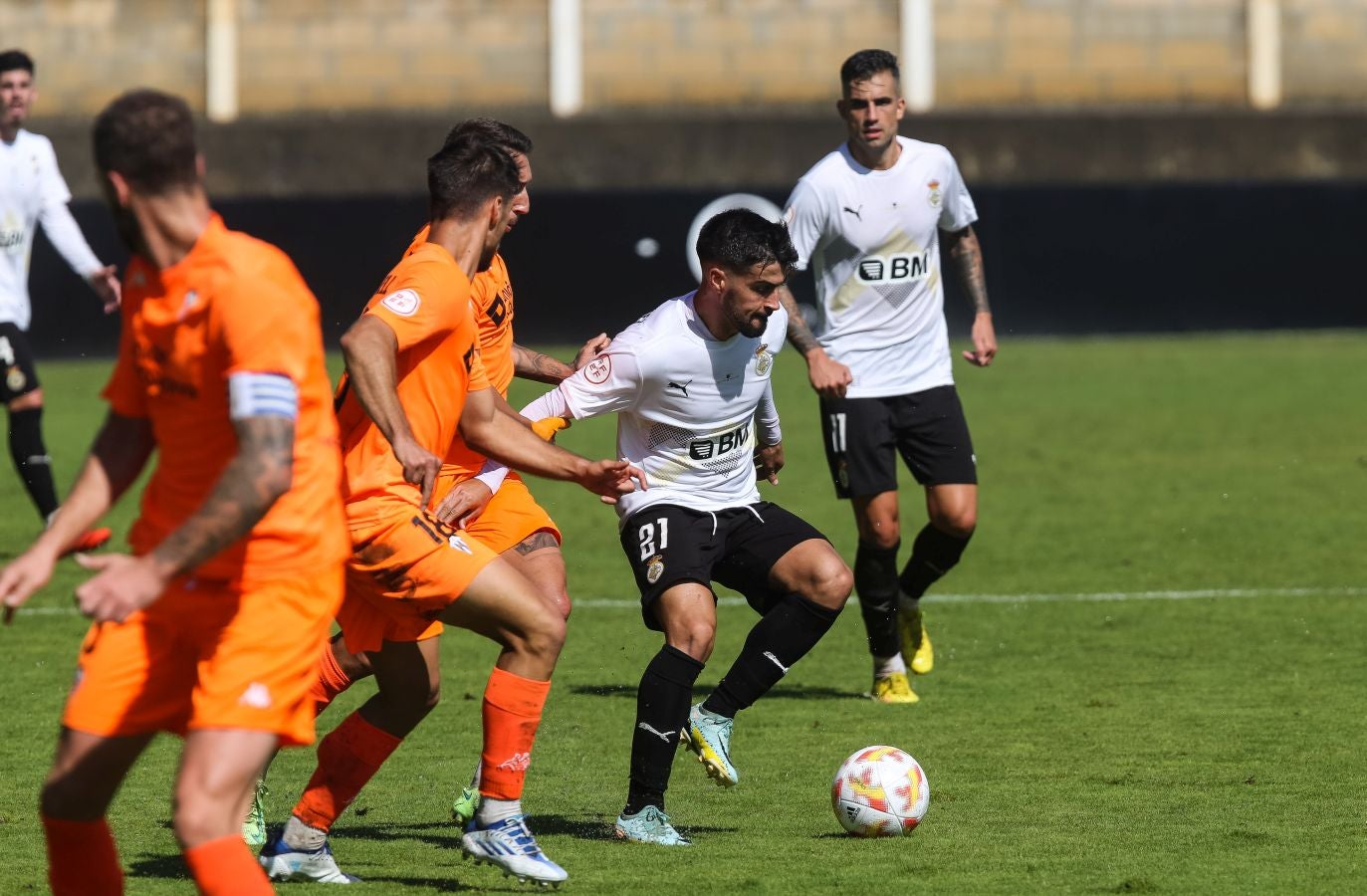 El Alcoyano se ha llevado el triunfo este mediodía de Irun gracias a un tanto de Juanan en el 81, justo después de que Sánchez pusiese las tablas con un golazo para los de casa.