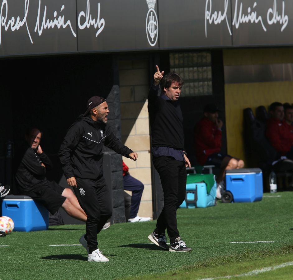 El Alcoyano se ha llevado el triunfo este mediodía de Irun gracias a un tanto de Juanan en el 81, justo después de que Sánchez pusiese las tablas con un golazo para los de casa.