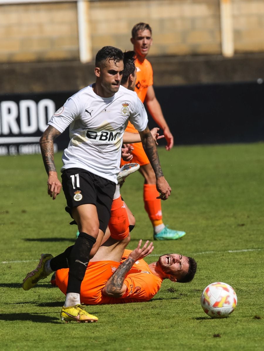 El Alcoyano se ha llevado el triunfo este mediodía de Irun gracias a un tanto de Juanan en el 81, justo después de que Sánchez pusiese las tablas con un golazo para los de casa.
