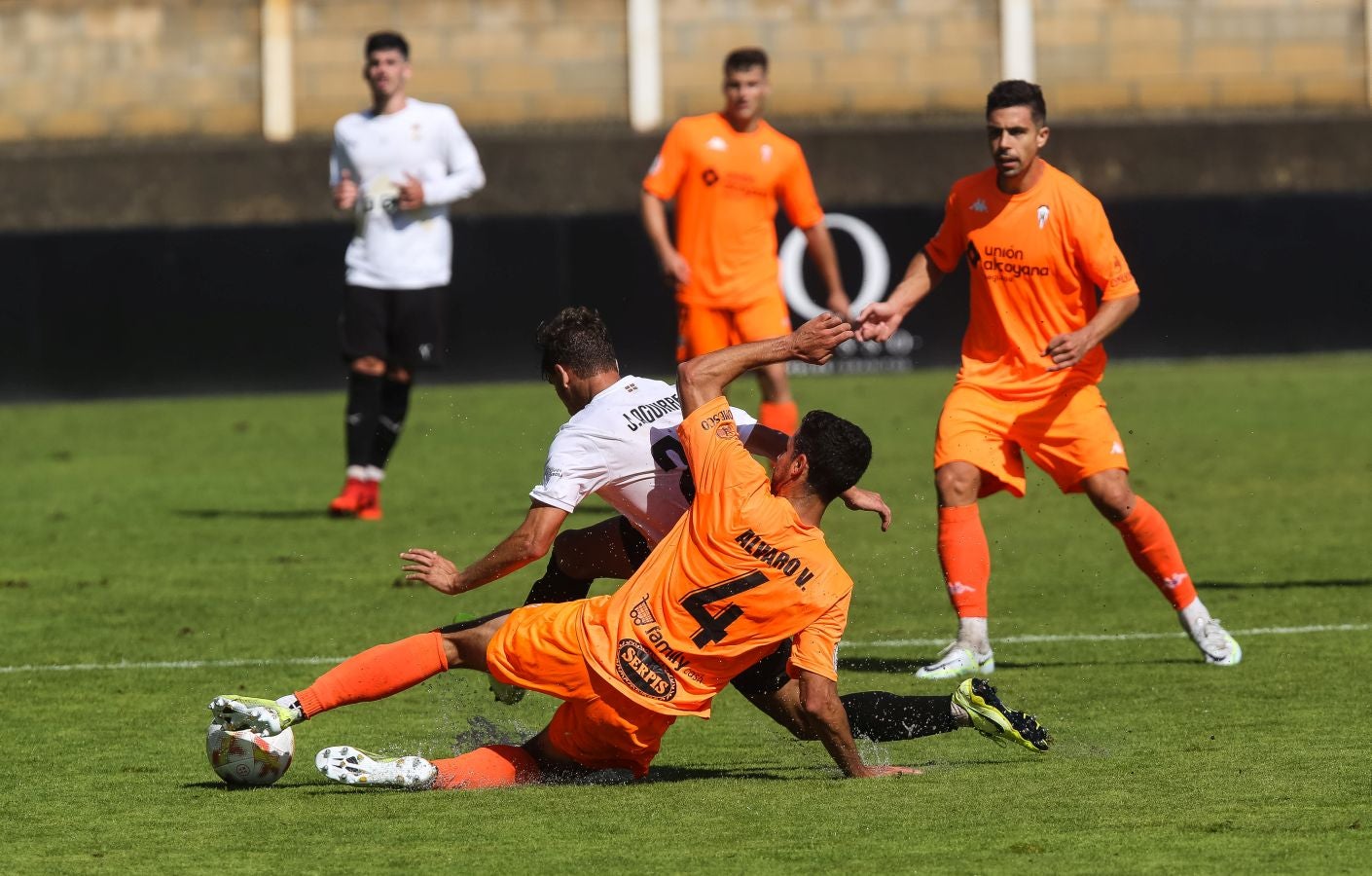 El Alcoyano se ha llevado el triunfo este mediodía de Irun gracias a un tanto de Juanan en el 81, justo después de que Sánchez pusiese las tablas con un golazo para los de casa.