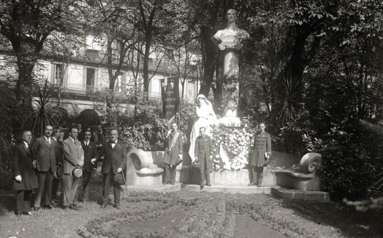 Ofrenda floral a los pies del monumento. 