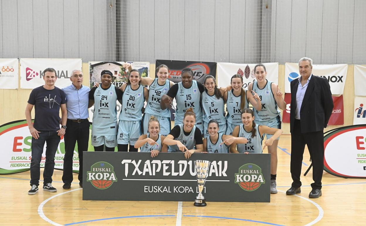 Las jugadoras del IDK Euskotren posan junto al título de campeonas de la Euskal Kopa. 